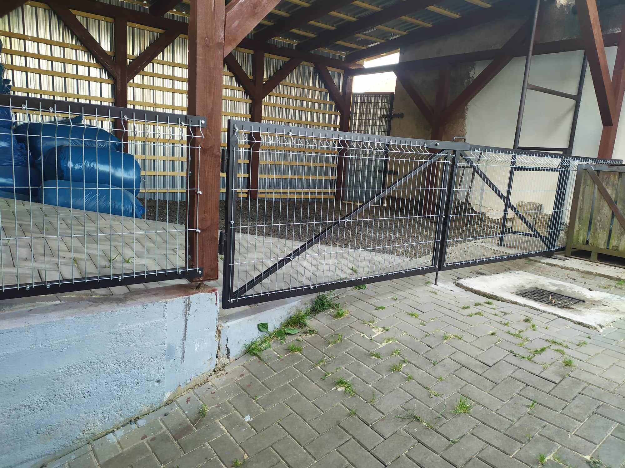 Okrasná branka před přístřešek