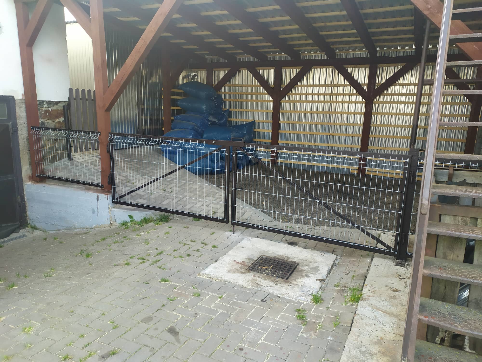 Okrasná branka před přístřešek